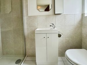 En Suite 2- click for photo gallery